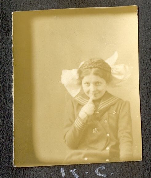 Carty vintage photo girl with big bow